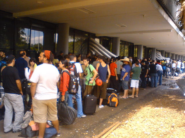 CampusPartyOutsideQueue2.jpg